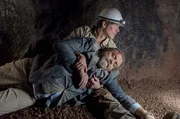 Jonas ist am Ende seiner Kräfte. Er zerrt den bewusstlosen Nollau hinter sich her in einem engen Schacht im Bergwerk.