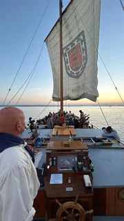 Sonnenuntergangsfahrt auf der Lädine St. Jodok; SWR EXPEDITION IN DIE HEIMAT, "Bodensee - Zwischen Wellen und Wolken", am Freitag (13.09.24) um 20:15 Uhr im SWR. Sonnenuntergangsfahrt auf der Lädine St. Jodok © SWR/Jochen Schmid, honorarfrei - Verwendung gemäß der AGB im engen inhaltlichen, redaktionellen Zusammenhang mit genannter SWR-Sendung und bei Nennung "Bild: SWR/Jochen Schmid" (S2+). SWR Presse/Bildkommunikation, Baden-Baden, Tel: 07221/929-22202, foto@swr.de. Sonnenuntergangsfahrt auf der Lädine St. Jodok; SWR EXPEDITION IN DIE HEIMAT, "Bodensee - Zwischen Wellen und Wolken", am Freitag (13.09.24) um 20:15 Uhr im SWR. Sonnenuntergangsfahrt auf der Lädine St. Jodok © SWR/Jochen Schmid, honorarfrei - Verwendung gemäß der AGB im engen inhaltlichen, redaktionellen Zusammenhang mit genannter SWR-Sendung und bei Nennung "Bild: SWR/Jochen Schmid" (S2+). SWR Presse/Bildkommunikation, Baden-Baden, Tel: 07221/929-22202, foto@swr.de.