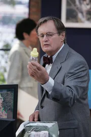 Ducky (David McCallum) macht eine Entdeckung, die darauf schließen lässt, dass ein Baby in den neuen Fall involviert ist ... Ducky (David McCallum) macht eine Entdeckung, die darauf schließen lässt, dass ein Baby in den neuen Fall involviert ist ...