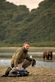 MDR Fernsehen DIE LANGE B&Auml;REN-NACHT IM MDR , "Alaskas B&auml;ren; Ein Sommer unter Grizzlys", am Samstag (17.05.14) um 01:40 Uhr. Auf der Alaska-Halbinsel haben sich Grizzlyb&auml;ren an die Anwesenheit vieler Artgenossen gew&ouml;hnt und dulden auch den Natursch&uuml;tzer und B&auml;renspezialisten Chris Morgan in ihrer Mitte.