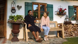 ARD Degeto SERVUS, SCHWIEGERMUTTER!, am Freitag (29.10.21) um 20:15 Uhr und um 01:20 Uhr im ERSTEN, online first ab Mittwoch (27.10.21) in der ARD MEDIATHEK Der Haussegen h&auml;ngt schief: Franzi (Lena Meckel) spricht mit ihrem Papa Toni (Adnan Maral). &copy; ARD Degeto/Yalla Productions, honorarfrei - Verwendung gem&auml;&szlig; der AGB im engen inhaltlichen, redaktionellen Zusammenhang mit genannter Degeto-Sendung und bei Nennung "Bild: ARD Degeto/Yalla Productions" (S2+). ARD Degeto/Programmplanung und Presse, Tel: 069/1509-335, degeto-presse@degeto.de