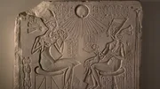 Echnaton und seine Frau Nofretete stellen den Sonnengott Aton &uuml;ber alle anderen G&ouml;tter.