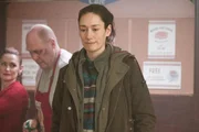 Nachdem ihre Tochter von Zuhause abgehauen ist, macht sich Tina Noakes (Sian Clifford, r.) auf die Suche nach ihr. Dazu stattet sie zuerst Karl (Tony Pritchard, M.) und Mandy (Pooky Quesnel, l.) in ihrem beliebten Imbiss einen Besuch ab. Nachdem ihre Tochter von Zuhause abgehauen ist, macht sich Tina Noakes (Sian Clifford, r.) auf die Suche nach ihr. Dazu stattet sie zuerst Karl (Tony Pritchard, M.) und Mandy (Pooky Quesnel, l.) in ihrem beliebten Imbiss einen Besuch ab.