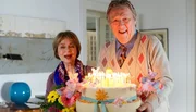 Putzfrau Rita (Cornelia Froboess) und ihr Werner (Hansj&uuml;rgen H&uuml;rrig) &uuml;berraschen Almuth zum Geburtstag.