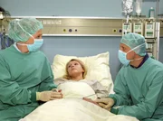 Elke (Gundula K&ouml;ster), Norbert (Frank Leo Schr&ouml;der) und Lisa Peters (Joana Ludwig). Die Familie steht vor einer schwierigen Situation: Lisas Chemotherapie kann nur fortgesetzt werden, wenn den &Auml;rzten eine Knochenmarkspende zur Verf&uuml;gung steht.