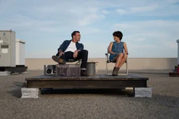 Mark Goodwin (Jon Hamm, l.); Lucy Cola (Natalie Portman, r.)