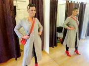 Juliane probiert verschiedene Kleidungsstücke an. Juliane probiert verschiedene Kleidungsstücke an.