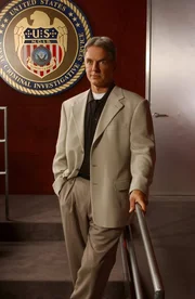 (1. Staffel) - Gibbs (Mark Harmon) ist der Leiter des NAVY CIS Teams. Er ist hochqualifiziert, smart, tough und bereit, die Regeln zu brechen, wenn es n&ouml;tig wird ...