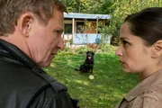 Die Polizisten Isabel Wolfangel (Sarah Alles-Shahkarami) und Overbeck (Roland Jankowsky) sind auf der richtigen Spur, kommen aber nicht am Wachhund vorbei. Die Polizisten Isabel Wolfangel (Sarah Alles-Shahkarami) und Overbeck (Roland Jankowsky) sind auf der richtigen Spur, kommen aber nicht am Wachhund vorbei.