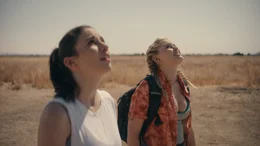 Noch sind sie am Boden, doch ihr Ziel ist erreicht: Becky (Grace Caroline Currey, l.) und Hunter (Virginia Gardner, r.) wollen einen nadelartigen Turm besteigen, der quasi im Nichts liegt.