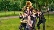Was sind Stadtmusikanten eigentlich - gibt&rsquo;s die wirklich? Die Bremer Philharmoniker m&uuml;ssen es wissen und laden Clarissa zu einem musikalischen Spaziergang im Bremer B&uuml;rgerpark ein.