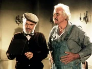 Der alte Mason Beardsley (John Beal, l.) ist nach fünf Jahren wieder nach Walton's Mountain zurückgekehrt. Er erzählt Sam (Will Geer, r.) von seinen Erlebnissen in Atlanta. Der alte Mason Beardsley (John Beal, l.) ist nach fünf Jahren wieder nach Walton's Mountain zurückgekehrt. Er erzählt Sam (Will Geer, r.) von seinen Erlebnissen in Atlanta.