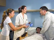 Nach einem Besuch von ihrem Vater bricht Elke (Samira Bedewitz) zusammen - eine Medikamentenunvertr&auml;glichkeit. Schwester Arzu (Arzu Bazman, li.) findet sie und verst&auml;ndigt sofort Dr. Elena Eichhorn (Cheryl Shepard, 2.v.li.) und Dr. Heilmann (Thomas R&uuml;hmann). Elke f&auml;llt ins Koma.