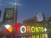 Der ber&uuml;hmte leuchtende Schriftzug vor dem Rathaus ist Treffpunkt, Fotomotiv und B&uuml;hne f&uuml;r Torontos Nachtleben.