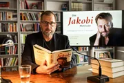 Der Kinderpsychiater und Bestsellerautor Dr. Bernd Jakobi (Christian Erdmann) liest aus seinem neuen Buch "Die Jakobi Methode" vor.