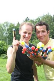 Wie das mit den Raketen und B&ouml;llern genau funktioniert, erf&auml;hrt Willi (rechts) von Philipp Hummig von der Pyrotechnikerschule in Pei&szlig;enberg, einem "staatlich gepr&uuml;ften Feuerwerker".