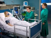 W&auml;hrend der Geburt ihres Kindes kam es bei Sonja Neumann (Nina Bott, li.) zu einer Fruchtwasserembolie. Ihr Mann Marc Neumann (Matthias Faust, mi.) macht sich gro&szlig;e Vorw&uuml;rfe, nicht rechtzeitig bei seiner Frau gewesen zu sein.