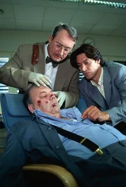 Ein Pf&ouml;rtner des Krankenhauses, in dem die Leiche der jungen Karin Sandner aufgebahrt ist, wird erw&uuml;rgt aufgefunden. Kommissar Moser (Tobias Moretti, r.) und Dr. Graf (Gerhard Zemann, l.) untersuchen den Ermordeten (Karl Friedrich, M.) und fragen sich, was die beiden Toten gemeinsam hatten ...