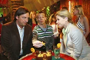 J&uuml;rgen (Oliver Bokern, M.) versucht Teilnahmslosigkeit zu demonstrieren, als er merkt, dass Doreen (Alexandra Seefisch, r.) das Interesse eines anderen Mannes auf sich gezogen hat.