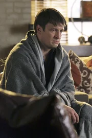 Die Ereignisse der letzten Stunden haben Castle (Nathan Fillion) schwer zugesetzt ... Die Ereignisse der letzten Stunden haben Castle (Nathan Fillion) schwer zugesetzt ...
