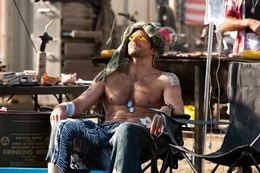 Von der erfolglosen Hetzjagd auf Morrison angeschlagen, erholt sich Face (Bradley Cooper) erstmal in der Sonne ...