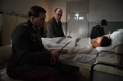 Prof. Sauerbruch (Ulrich Noethen, M.) am Bett seines Sohnes Peter (Maximilian Klas, r.), der mit Gelbfieber aus Stalingrad in die Charit&eacute; eingeliefert wurde. Peter bekommt Besuch von einem engen Freund: Claus Schenk Graf von Stauffenberg (Pierre Kiwitt, l.).