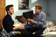 Bamberger erkl�e4rt Patrick die Kunst des Rasierens. Von links: Patrick Westenrieder (Lucas Bauer) und Roland Bamberger (Horst Kummeth).