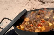 Für das argentinische Ossobuco al Disco wird zunächst die Kalbshaxe in einer besonderen Pfanne angebraten, bevor dann Gemüse, Tomatensoße und natürlich Malbec hinzugegeben werden. Für das argentinische Ossobuco al Disco wird zunächst die Kalbshaxe in einer besonderen Pfanne angebraten, bevor dann Gemüse, Tomatensoße und natürlich Malbec hinzugegeben werden.