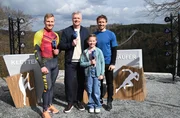 Der deutsche Rekordhalter im Hakenleitersteigen, v.l.n.r. Tom Gehlert, Kommentator Tom Bartels, Amelie (11) aus Pulheim und Parkourer „Andi“ Andreas Wöhle in Willingen im Sauerland. Amelie fragt: „Wer bezwingt die Hängebrücke schneller, Kletterer oder Läufer?“ Der deutsche Rekordhalter im Hakenleitersteigen, v.l.n.r. Tom Gehlert, Kommentator Tom Bartels, Amelie (11) aus Pulheim und Parkourer „Andi“ Andreas Wöhle in Willingen im Sauerland. Amelie fragt: „Wer bezwingt die Hängebrücke schneller, Kletterer oder Läufer?“