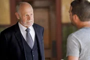 Gerald McRaney (Retired Navy Admiral Hollace Kilbride) und Chris O'Donnell (Special Agent G. Callen). Gerald McRaney (Retired Navy Admiral Hollace Kilbride) und Chris O'Donnell (Special Agent G. Callen).