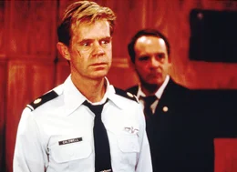 Major Caldwell (William H.Macy, l.), der Berater des Pr&auml;sidenten, k&uuml;mmert sich um die Geiseln. Er will, dass alle die Ruhe bewahren, um die Terroristen nicht unn&ouml;tig zu provozieren.  +++ Die Verwendung des sendungsbezogenen Materials ist nur mit dem Hinweis und Verlinkung auf RTL+ gestattet. +++