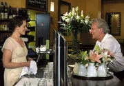 Peter (Peter Sattmann) flirtet mit der jungen Kellnerin Jenny (Katharina Lorenz).