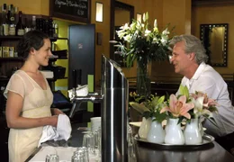 Peter (Peter Sattmann) flirtet mit der jungen Kellnerin Jenny (Katharina Lorenz).
