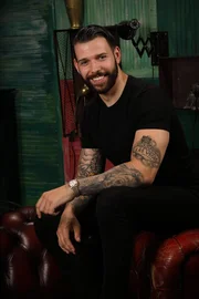 Hat Tinte im Blut und möchte Menschen mit verpatzen Tattoos ein Cover Up bescheren: Jay ...