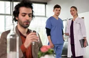 Julia (Mirka Pigulla, r.) erwischt ihren Patienten Freddie Seifert (Raphael Akeel, l.) beim Wassertrinken und stellt daraufhin Florian (Lion Wasczyk, 2.v.r.) zur Rede.