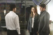 Anfangs verd&auml;chtigen Richard Castle (Nathan Fillion, r.) und Kate Beckett (Stana Katic, M.) den zwielichtigen Finanzier Beau Randolph (Jordan Belfi, l.), des Mordes ...
