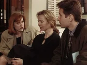 Scully (Gillian Anderson, l.) und Mulder (David Duchovny, r.) teilen der verstörten Judy Bishop (Dey Young, M.) mit, dass ihre Tochter Michelle zum zweiten Mal innerhalb von 24 Stunden zur Augenzeugin eines Todesfalles wurde ... Scully (Gillian Anderson, l.) und Mulder (David Duchovny, r.) teilen der verstörten Judy Bishop (Dey Young, M.) mit, dass ihre Tochter Michelle zum zweiten Mal innerhalb von 24 Stunden zur Augenzeugin eines Todesfalles wurde ...
