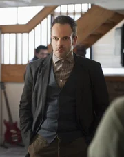 Mit hervorragender Auffassungsgabe versucht Sherlock Holmes (Jonny Lee Miller) einen neuen Kriminalfall zu lösen ... Mit hervorragender Auffassungsgabe versucht Sherlock Holmes (Jonny Lee Miller) einen neuen Kriminalfall zu lösen ...