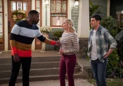 (v.l.n.r.) Malcolm Butler (Sheaun McKinney); Gemma Johnson (Beth Behrs); Dave Johnson (Max Greenfield)