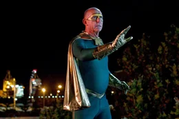 Der alternde Superheld Mr. Rocket (Peter Rowsthorn) ist einer von Devons imagin&auml;ren Freunden.