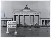 Das Brandenburger Tor als Symbol der deutschen Teilung; der Mauer aus Beton ging eine Mauer aus Menschen voraus.