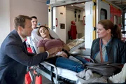 Yasmin (Sophie Dal, M.) hat einen Zusammenbruch. Besorgt beobachten ihr Mann Lars Meckel (Matthias Ziesing, l.) und Gudrun (Katrin Pollitt, r.) ihren Abtransport mit dem Krankenwagen. Yasmin (Sophie Dal, M.) hat einen Zusammenbruch. Besorgt beobachten ihr Mann Lars Meckel (Matthias Ziesing, l.) und Gudrun (Katrin Pollitt, r.) ihren Abtransport mit dem Krankenwagen.
