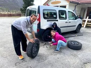 Der Fr&uuml;hling kommt und macht die Stra&szlig;en rund ums Camp wieder frei: von links: Tutor Paul, Emma und Jan-Ole ziehen die Sommerreifen auf.