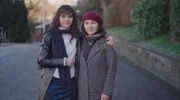 Miriam Pucitta (l) reist in ihrem im Dokumentarfilm "Mutterland" mit ihrer Tochter Guilia in die Vergangenheit ihrer eigenen Mutter.