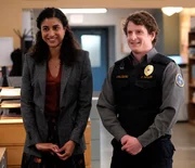 L-R: Vella Lovell als Emily Price, und Michael Rowland als Fred 'Shred' Taylor