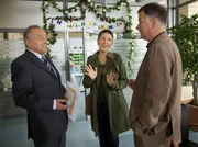 Pia Heilmann (Hendrikje Fitz, Mitte) hat nach ihrer &uuml;berstandenen Krebserkrankung ihren ersten Arbeitstag. Ihr Mann Roland (Thomas R&uuml;hmann, rechts) m&ouml;chte, dass sie es ruhig angeht. Professor Simoni (Dieter Bellmann) hei&szlig;t Pia im Namen der gesamten Belegschaft herzlich willkommen.