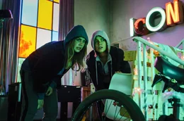 Dana (Janina Uhse, re.) und Lolle (Felicitas Woll) im Club.