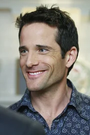 Tom will unbedingt das Geheimnis seines jugendlichen Aussehen wissen: Bill (Todd Cahoon) ... Tom will unbedingt das Geheimnis seines jugendlichen Aussehen wissen: Bill (Todd Cahoon) ...