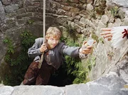 Der Soldat Jakob (Christoph Letkowski) hat das blaue Licht f&uuml;r die Hexenfrau (Veronica Ferres) aus dem Brunnen geholt, damit sie ihn endlich gehen l&auml;sst. Doch er will es ihr nur geben, wenn sie ihn wieder aus dem Brunnen zieht.