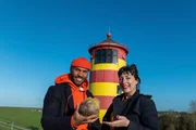 Moses und Anne vor dem Pilsumer Leuchtturm.